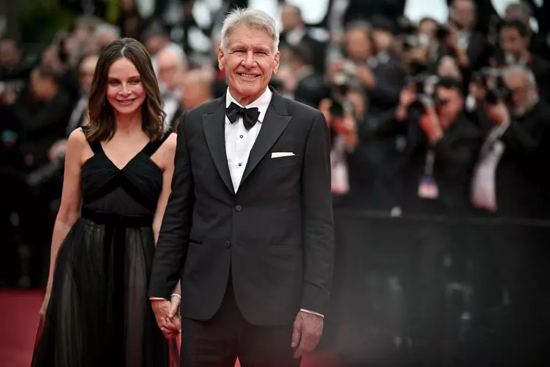 Calista Flockhart și Harrison Ford, spectaculoși pe covorul roșu de la Cannes 2023. Ce gafă au făcut organizatorii