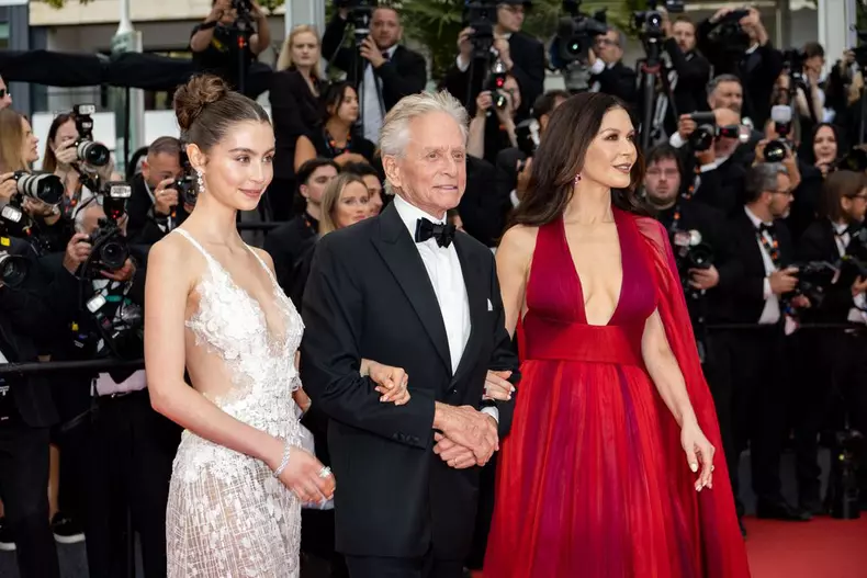 michael-douglas-catherine-zeta-jones-carys-douglas-4