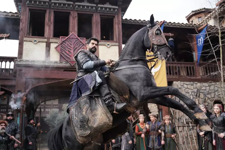 Celebrul actor turc Burak Özçivit negociază cu Netflix. Tot ce știm despre noul său proiect