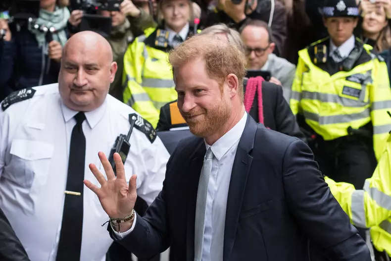 Fratele prințesei Diana îi sare în apărare prințului Harry. Mesajul dur transmis de Charles Spencer