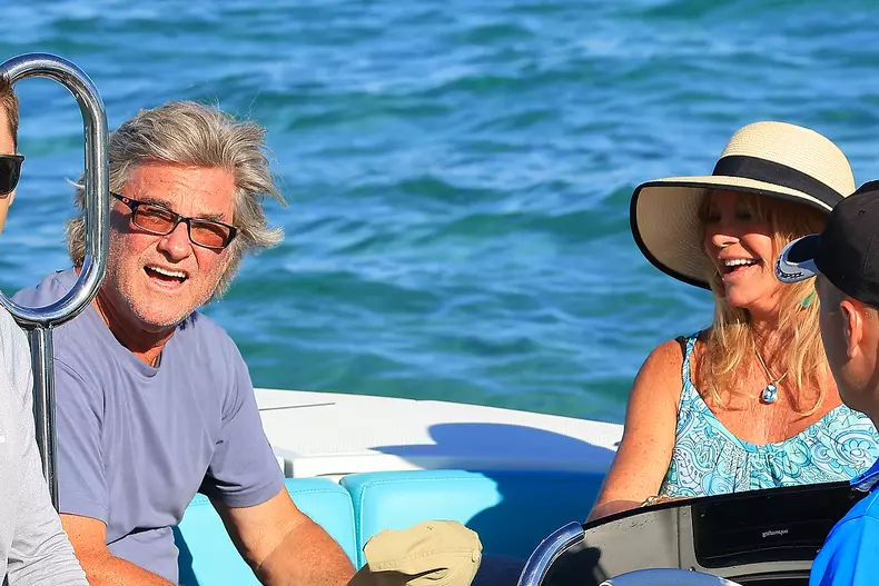 Goldie Hawn și Kurt Russell se iubesc ca-n prima zi. Imaginile surprinse de paparazzi în vacanța din Grecia