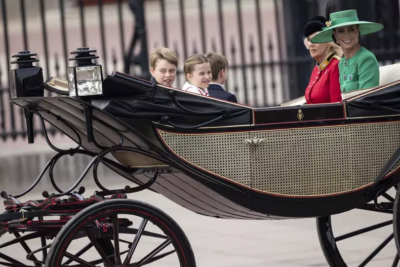 Prințul Louis, pus pe șotii! Nepotul regelui Charles al III-lea a fost în centrul atenției