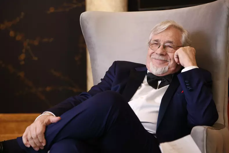 Sergiu Cioiu, invitat special în serialul „Lasă-mă, îmi place! Camera 609”, de la Antena 1. Ce rol va juca