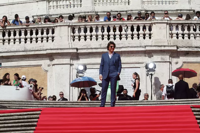 Tom Cruise, luat cu asalt de fani la Roma. Cum a pozat actorul din Misiune Imposibilă 7 la premiera noului său film
