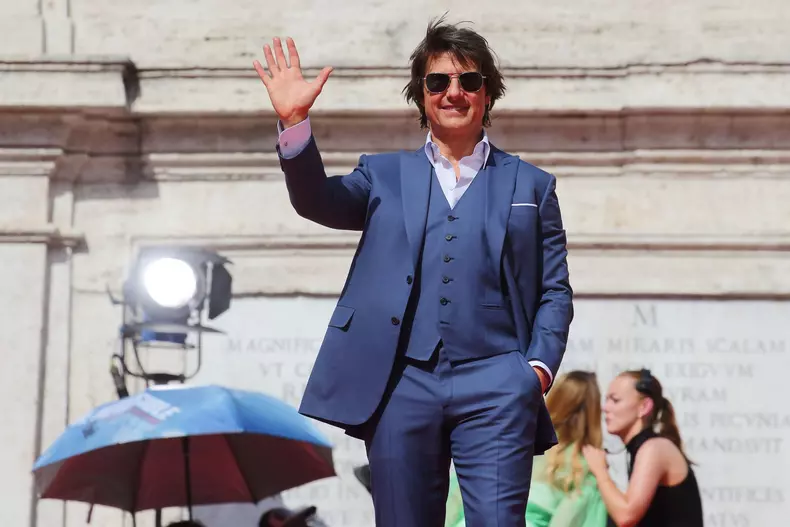Tom Cruise, luat cu asalt de fani la Roma. Cum a pozat actorul din Misiune Imposibilă 7 la premiera noului său film