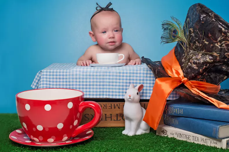 bebe-alice-in-tara-minunilor.jpg