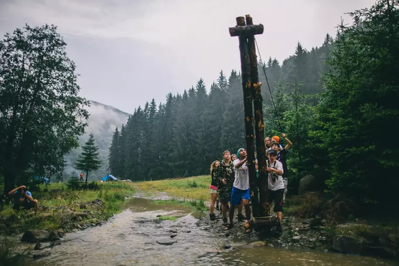 cercetasii-ridica-o-constructie-de-camp