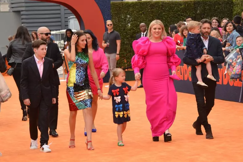 Kelly Clarkson cu sotul si copiii