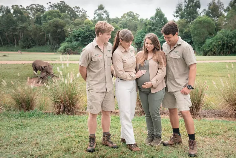 Bindi Irwin, soțul ei Chandler Powell, mama ei Terri Irwin și fratele ei Robert Irwin