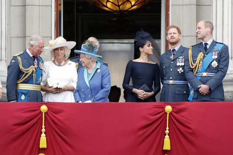Prințul Charles, soția lui Camilla, Regina Elisabeta a II-a, Meghan Markle, Prințul Harry și Prințul William