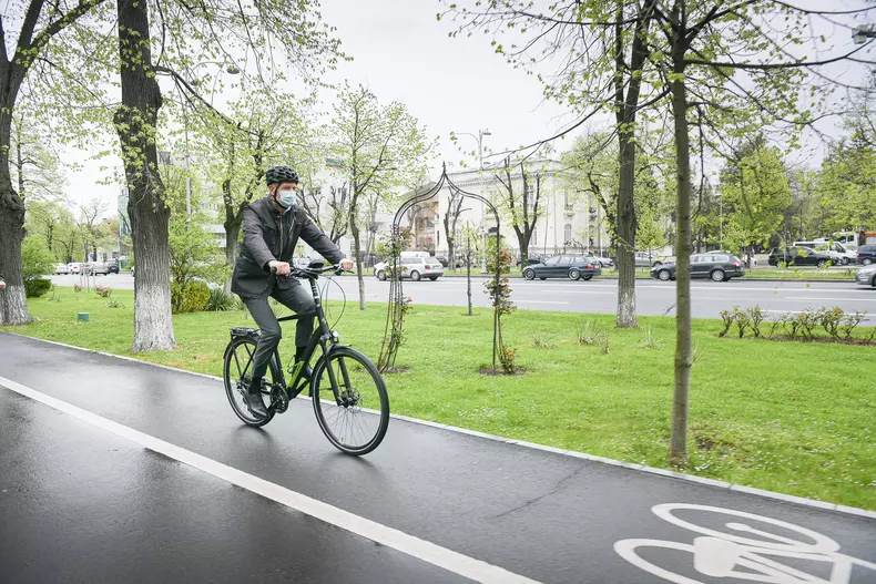 klaus iohannis a mers cu bicicleta (2)