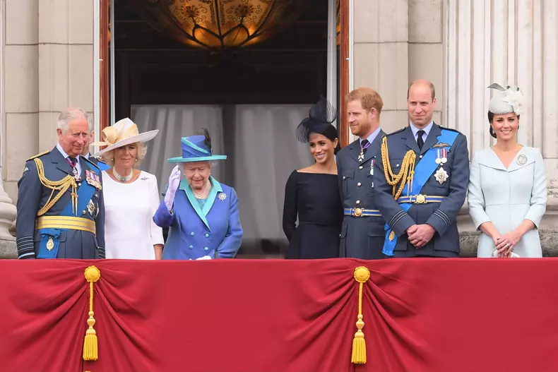 Regina Elisabeta a II-a, Prințul Harry, Meghan Markle, Prințul Charles, Camilla Parker Bowles, Kate Middleton și Prințul William