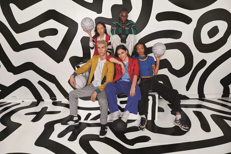 HIGH_CMYK_AW22_F_P_Street_Model_Group_05_CMYK