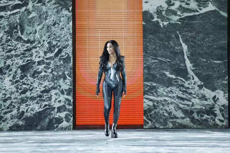 Cher pe catwalk