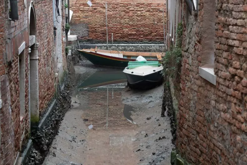 Canalele au secat în Veneția. Imagini uluitoare din orașul italian 5
