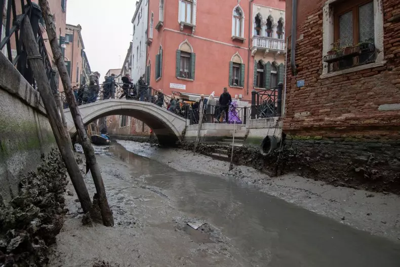 Canalele au secat în Veneția. Imagini uluitoare din orașul italian 3