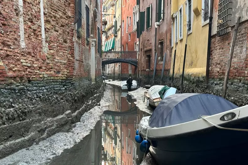 Canalele au secat în Veneția. Imagini uluitoare din orașul italian 6