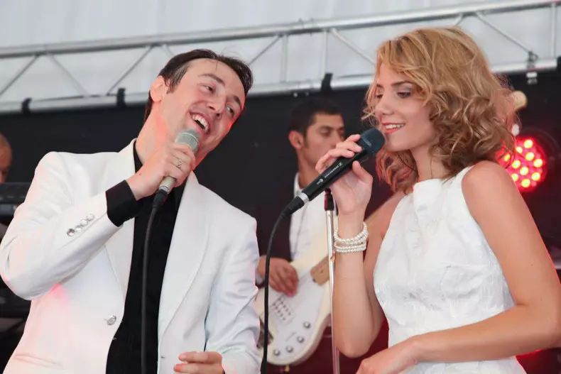 calin geambasu în timp ce cânta la un eveniment
