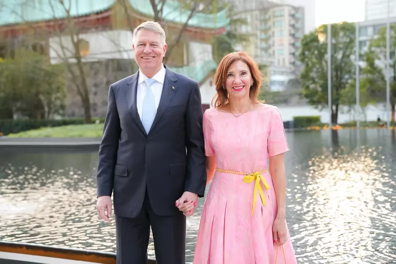 Carmen Iohannis, într-o rochie de primăvară la întâlnirea cu împăratul și împărăteasa Japoniei.