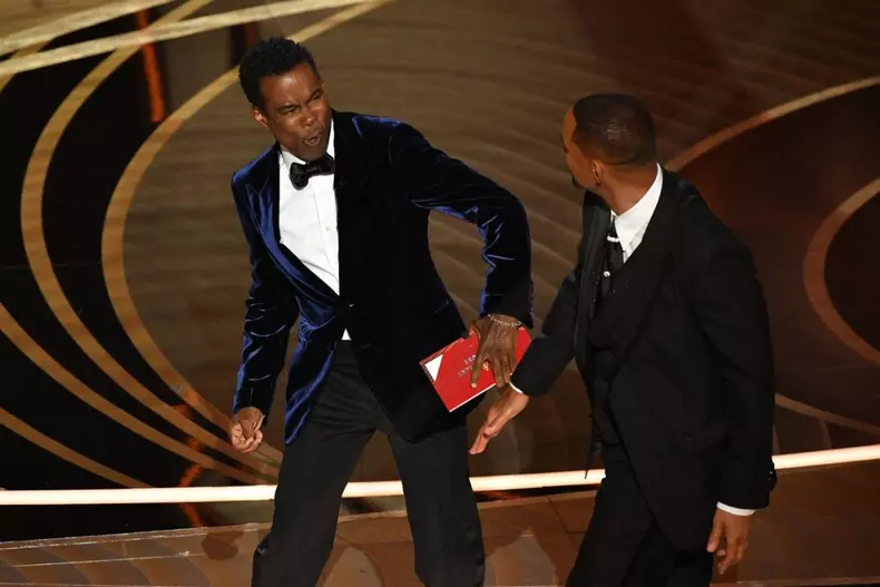 Chris Rock, pregătit să meargă mai departe după palma primită de la Will Smith 5