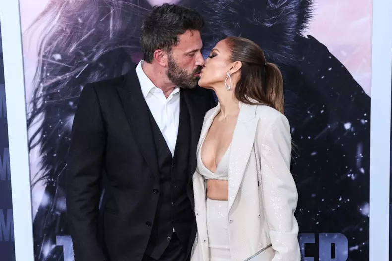 Jennifer Lopez și Ben Affleck, sărut pe covorul roșu
