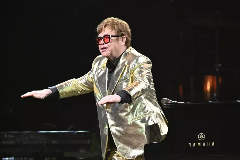 Elton John, de urgență la spital, după ce a suferit o căzătură. Care e starea artistului
