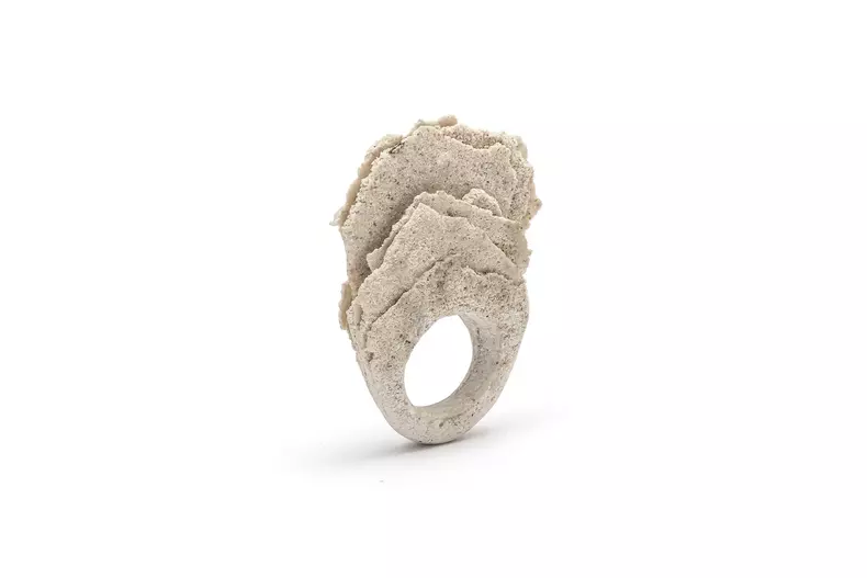 mariaeugeniaramos_ring_remains_2023_sand_5.5x4.5cm