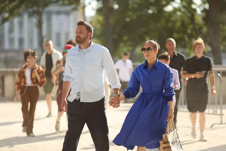Semi-Exclusif - Ben Affleck et sa femme Jennifer Lopez, main dans la main, se baladent dans le jardin des Tuileries avant d'aller au musée de l'Orangerie à Paris, pendant leur lune de miel