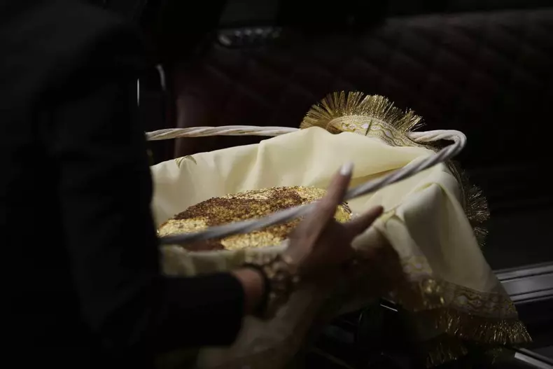 Coliva cu foiță de aur de la înmormântarea Mioarei Roman