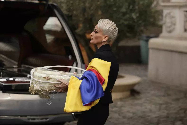 Coliva cu foiță de aur de la înmormântarea Mioarei Roman, ținută de Gabriela Lucuțar