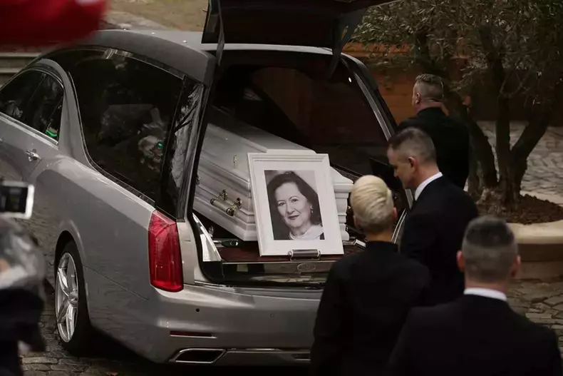 Sicriul cu trupul neînsuflețit al Mioarei Roman, 26 februarie