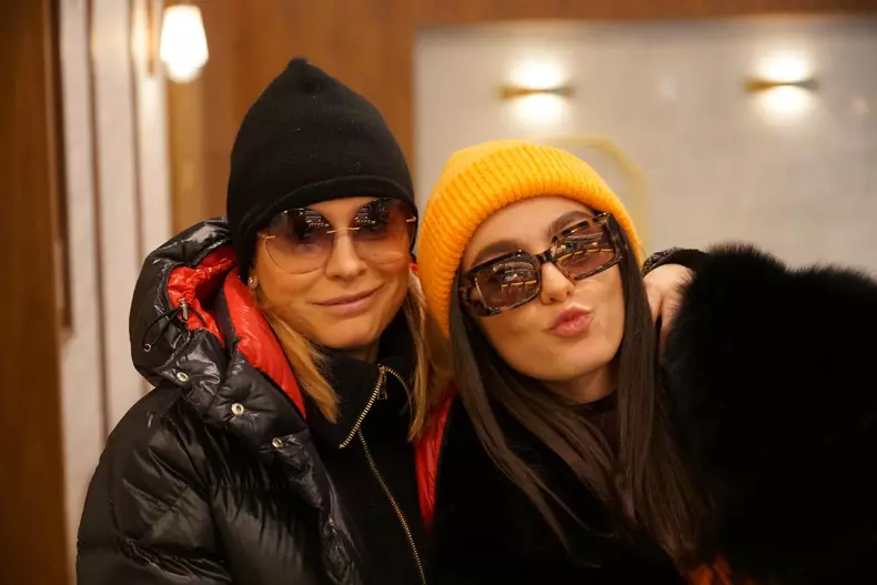 andreea-esca-si-alexia-eram-cu-ochelari