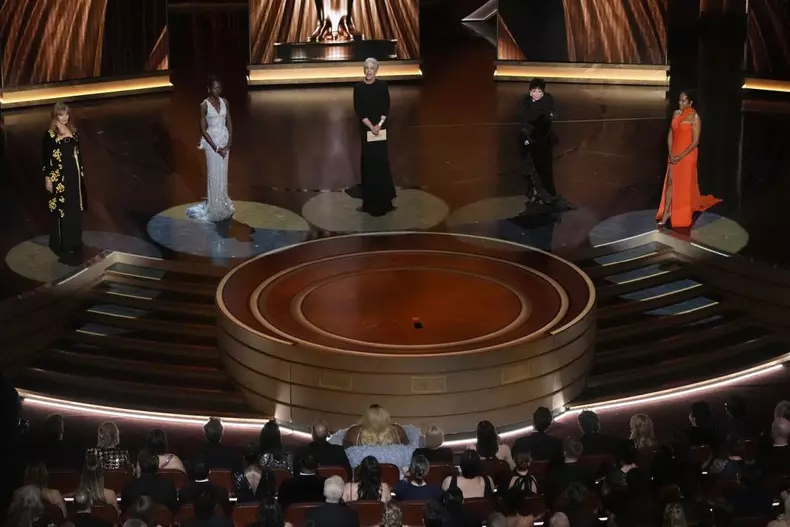 Mary Steenburgen, Lupita Nyong'o, Jamie Lee Curtis, Rita Moreno și Regina King au prezentat premiul pentru cea mai bună actriță.