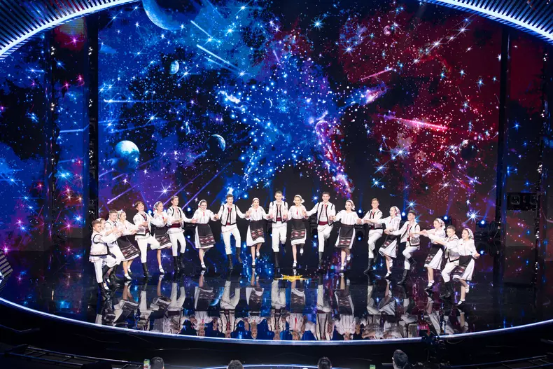 ansamblul-hecenii-golden-buzz-andra-2-1