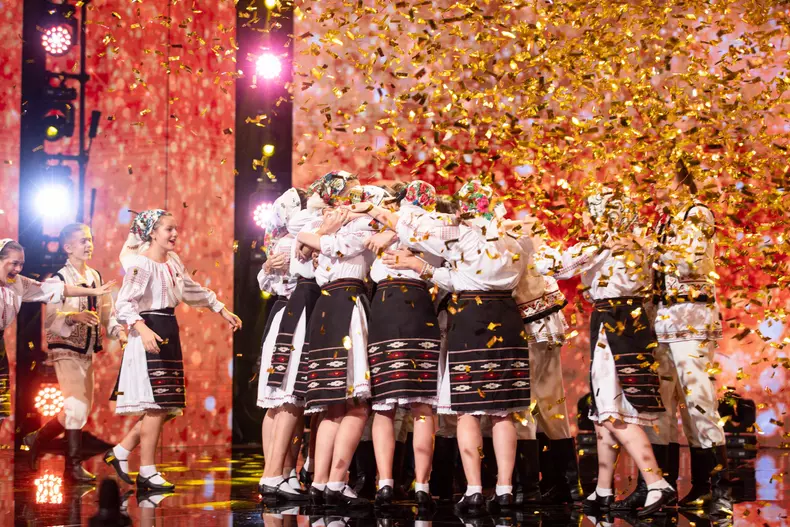 ansamblul-hecenii-golden-buzz-andra-la-romanii-au-talent-10