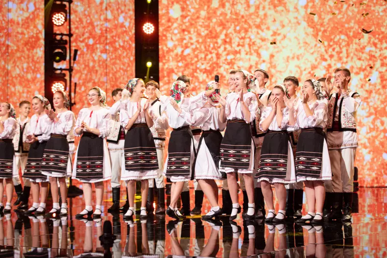 ansamblul-hecenii-golden-buzz-andra-la-romanii-au-talent-6