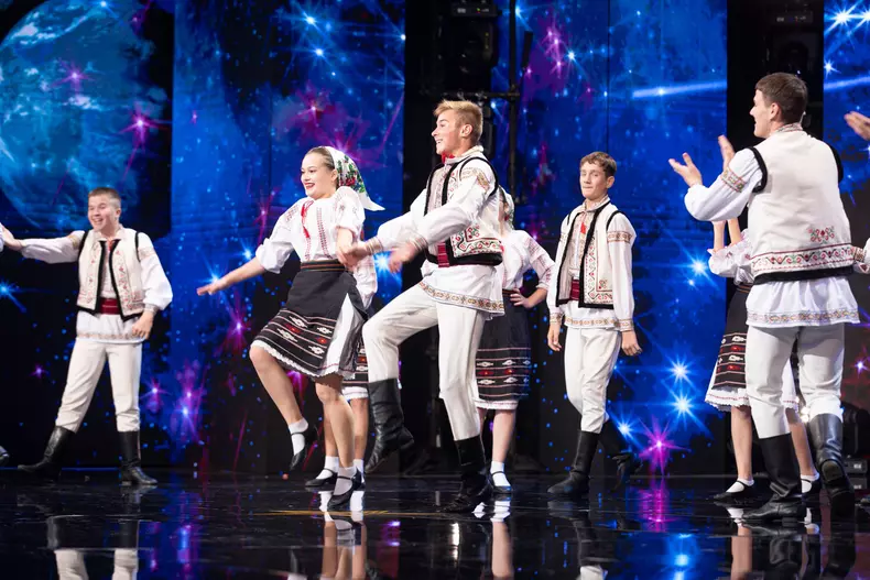 ansamblul-hecenii-golden-buzz-andra-la-romanii-au-talent-7