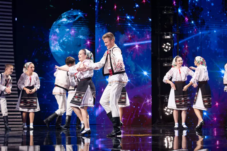 ansamblul-hecenii-golden-buzz-andra-la-romanii-au-talent-8