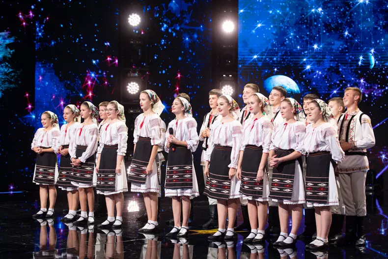 ansamblul-hecenii-golden-buzz-andra-la-romanii-au-talent-9