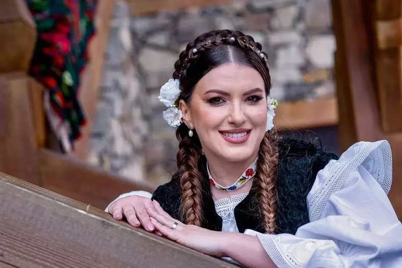lavinia-goste-in-trai-popular