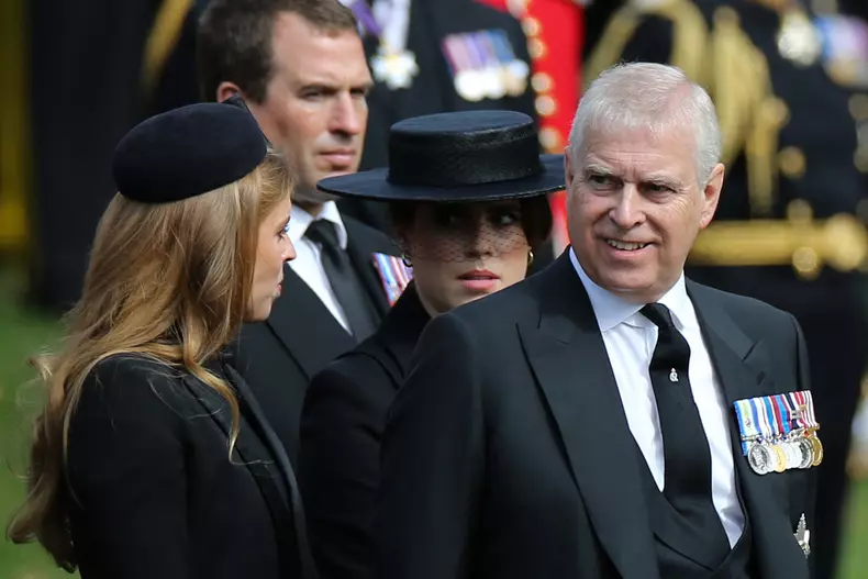 Prințesa Beatrice, Prințesa Eugenie și tatăl lor, Prințul Andrew, la înmormântarea Reginei Elisabeta a II-a