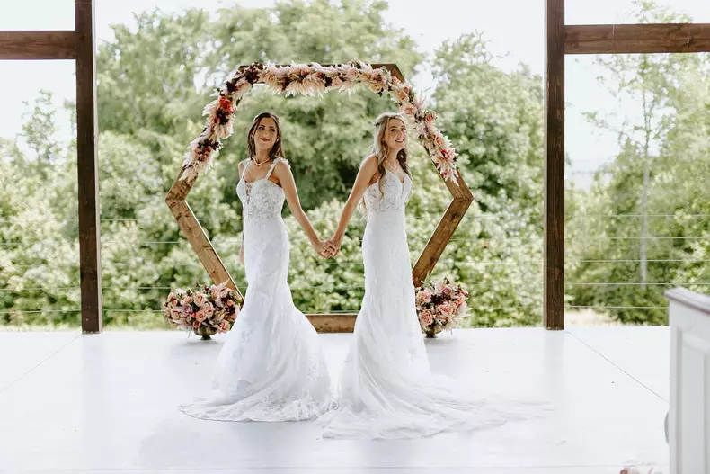 Erin și McKenzie Ball au purtat același model de rochie de mireasă la nunta lor