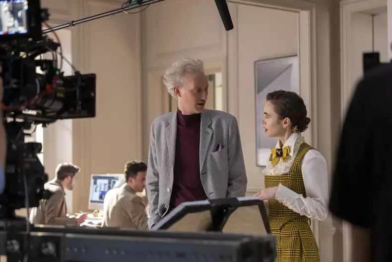 Lily Collins și Bruno Gouery pe platourile de filmare ale sezonului 4 „Emily in Paris”