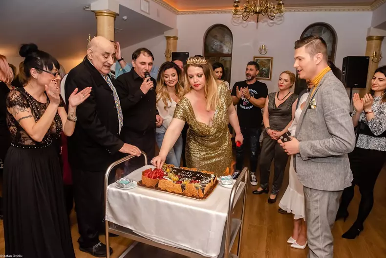 oana lis la petrecere