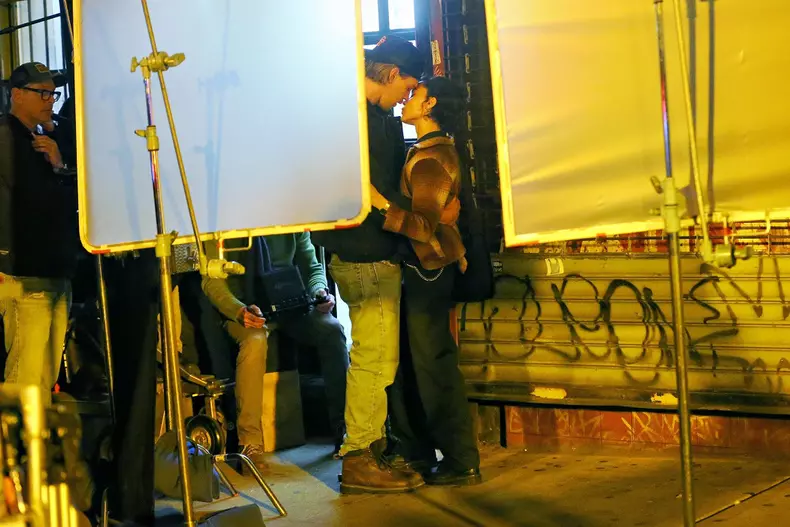 Zoe Kravitz passionately kisses Austin Butler filming 'Caught Stealing' in New York City!