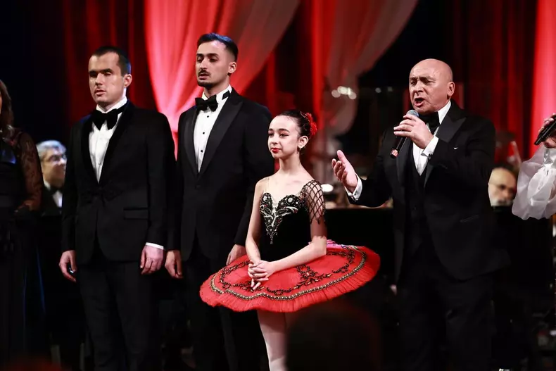Marcel Pavel și copiii lui, pe scenă