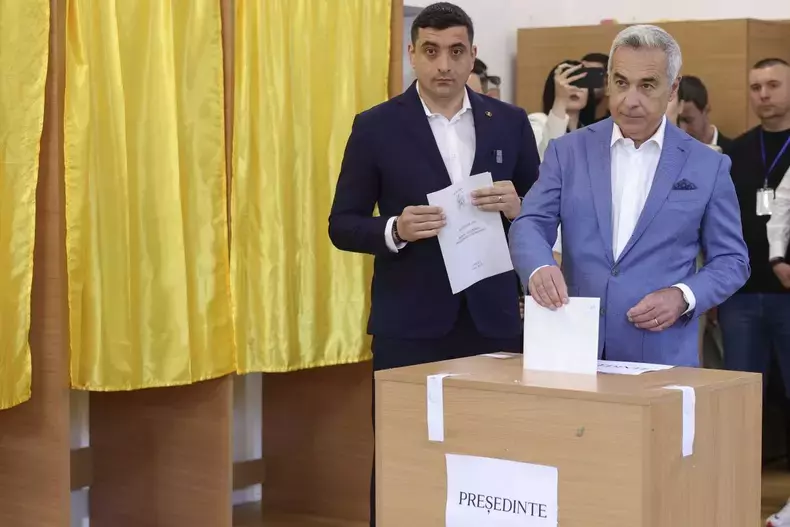 George Simion și Călin Georgescu la vot primul tur alegeri mai 2025 (10)