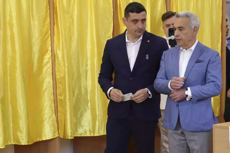 George Simion și Călin Georgescu la vot primul tur alegeri mai 2025 (2)