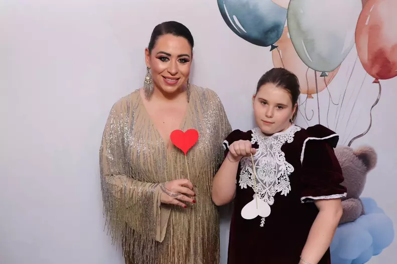 oana roman si isabela la o petrecere
