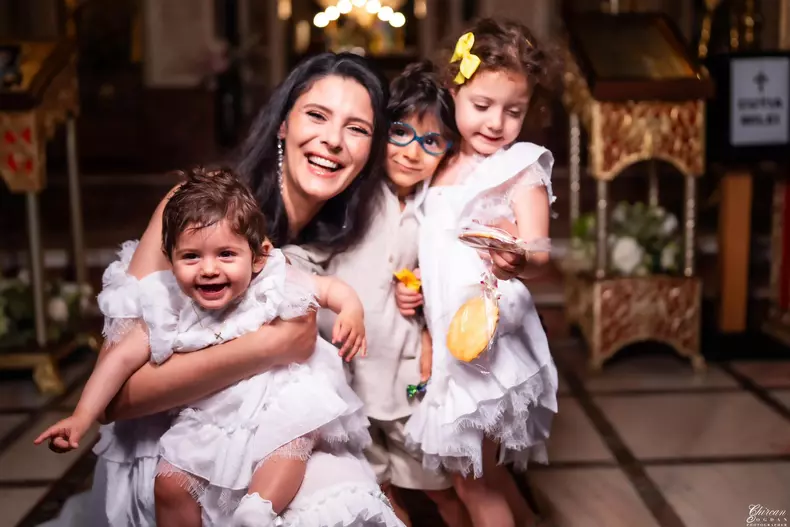 Ramona Păuleanu cu cei trei copii ai ei, gemenii Luca și Alexandra, și mezina Lara Maria